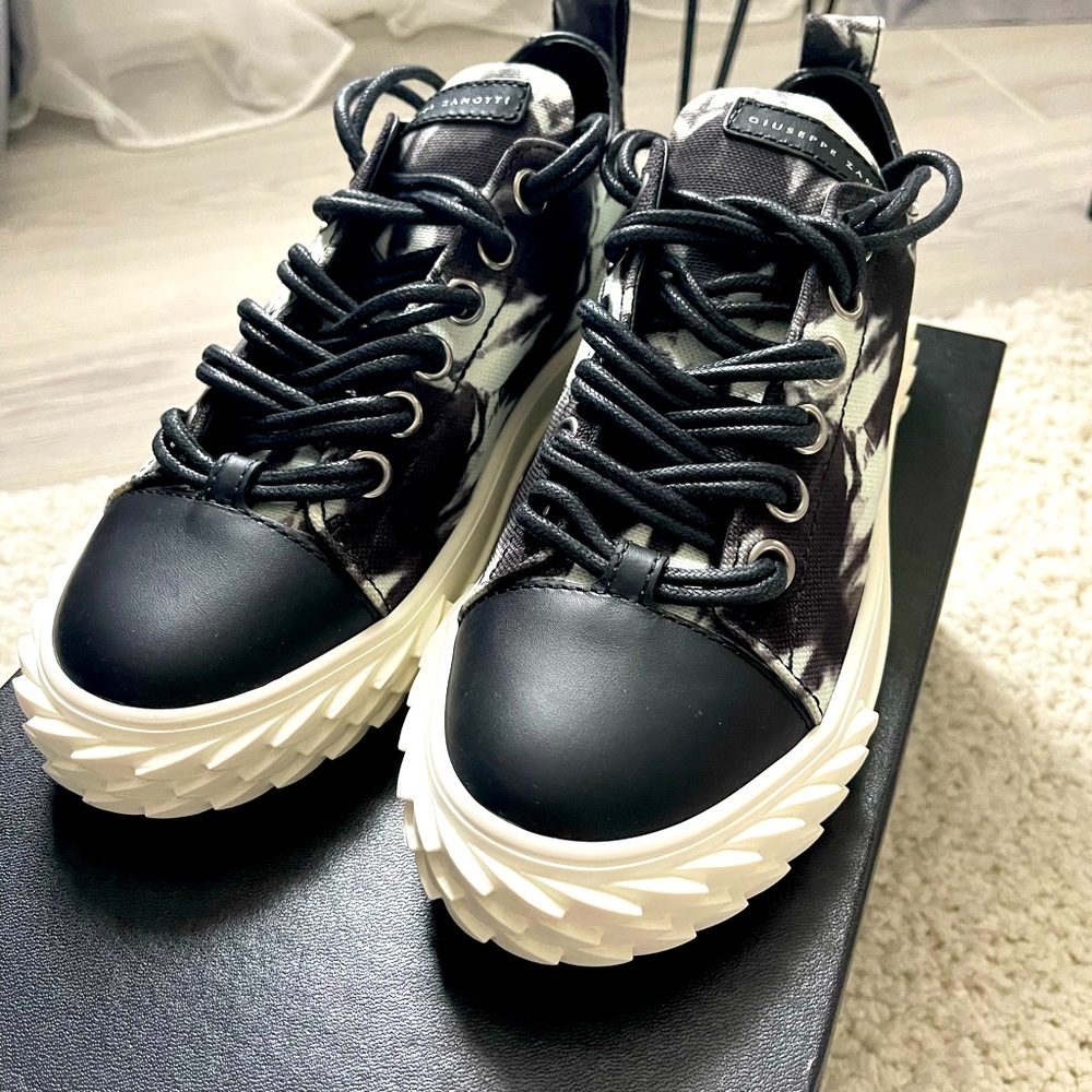 Beand New Giuzeppe Zanotti Sneakers 37.5 size